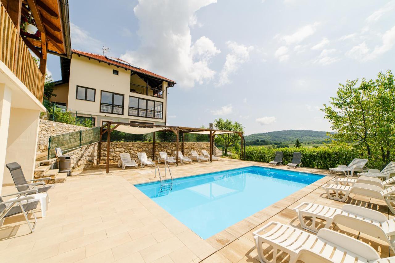 Jankovi Dvori Hotel Rakovica Exterior photo